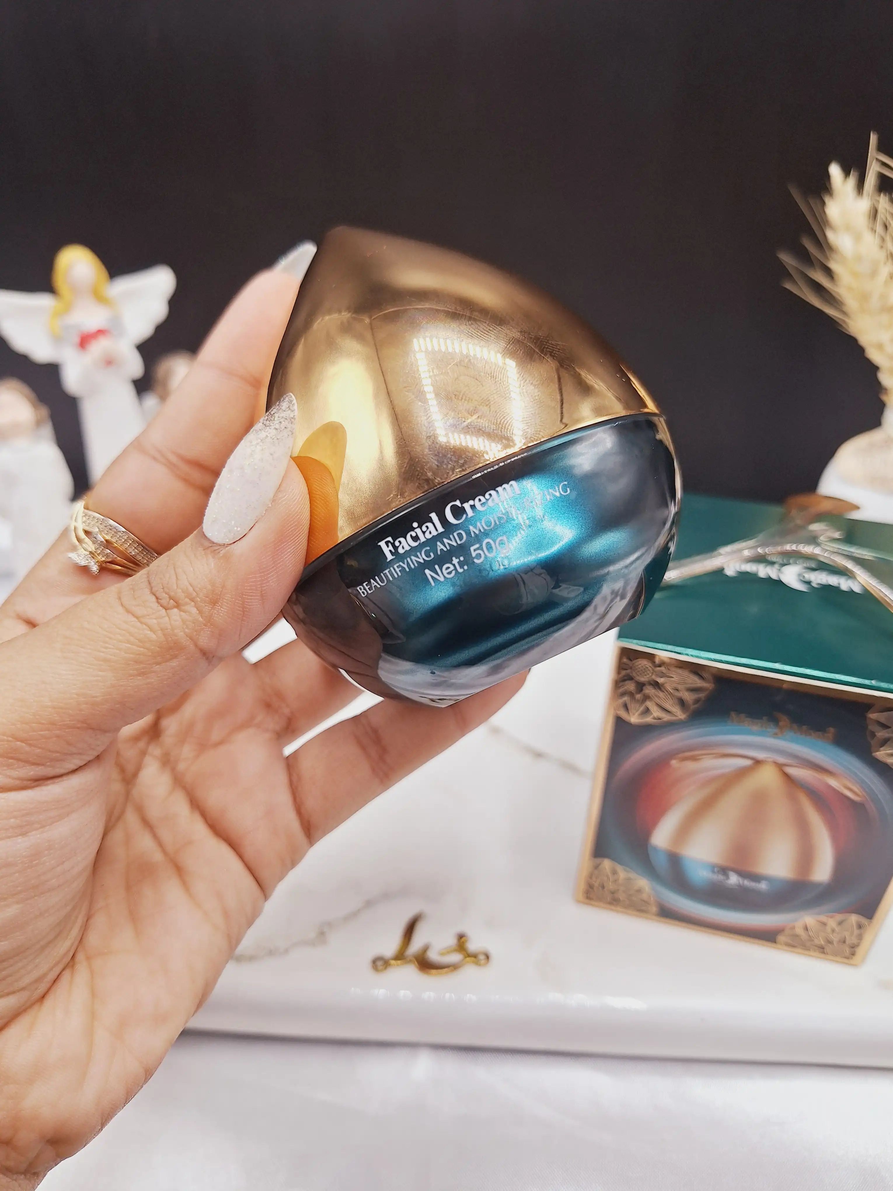 کرم تغذیه کننده پوست و لیفتینگ ماه جادویی برند Magic Moon کد MM_6012