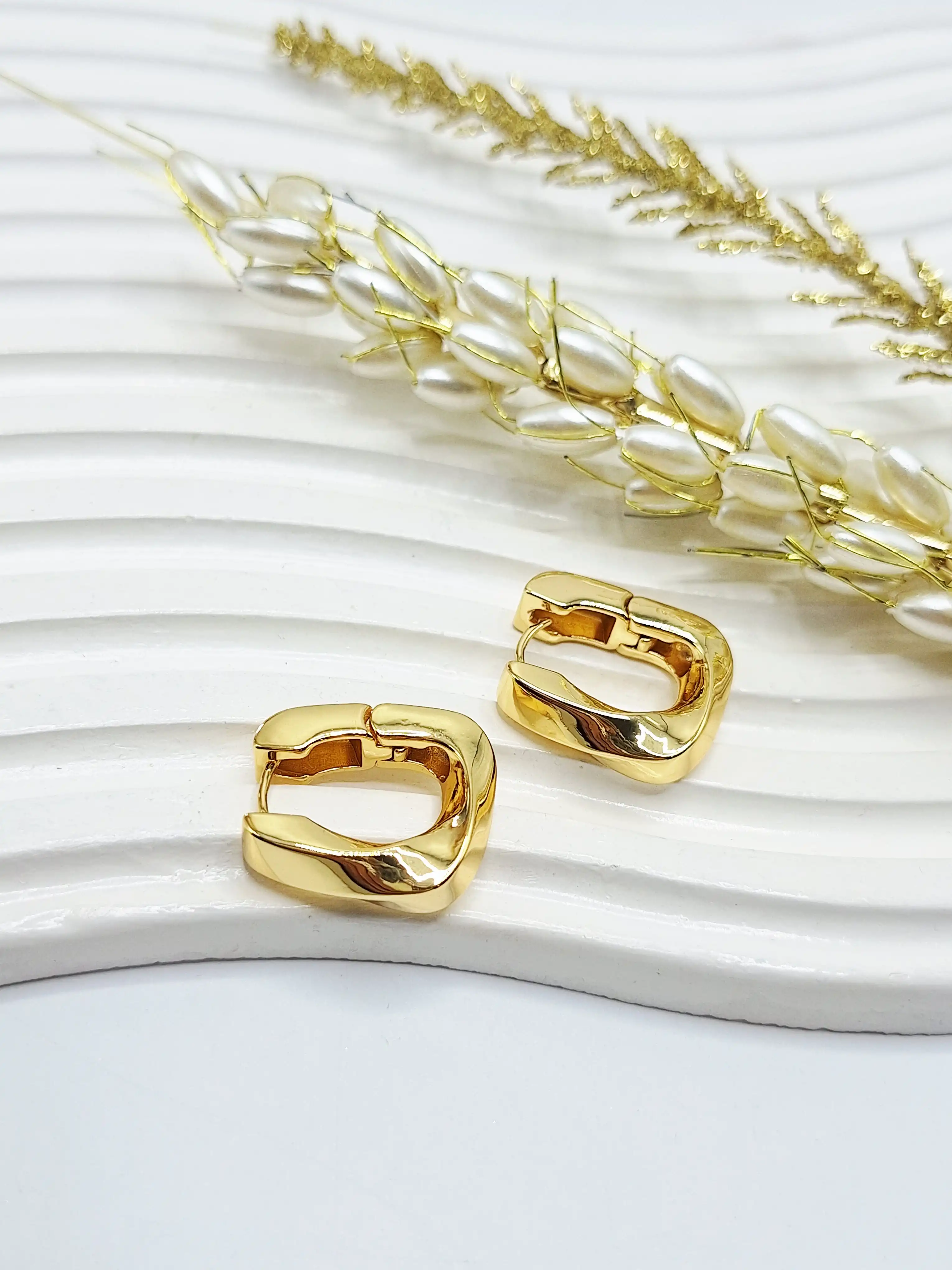 گوشواره میخی طرح مکعبی رنگ طلایی
